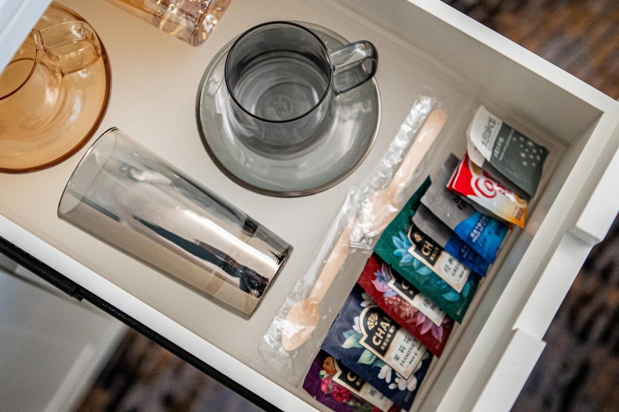 Sunworld Dynasty Hotel Beijing Wangfujing Exteriér fotografie A drawer with a selection of tea bags